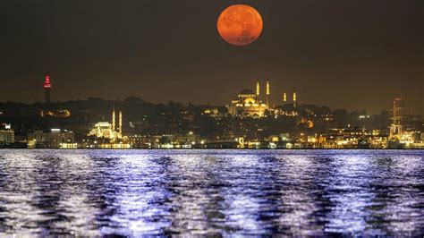 İ­s­t­a­n­b­u­l­­d­a­ ­­S­ü­p­e­r­ ­A­y­­ ­k­a­r­t­p­o­s­t­a­l­l­ı­k­ ­g­ö­r­ü­n­t­ü­l­e­r­ ­o­l­u­ş­t­u­r­d­u­ ­-­ ­S­o­n­ ­D­a­k­i­k­a­ ­H­a­b­e­r­l­e­r­